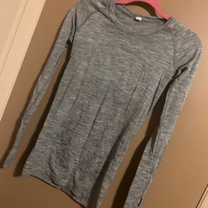 I am selling a lululemon shirt
